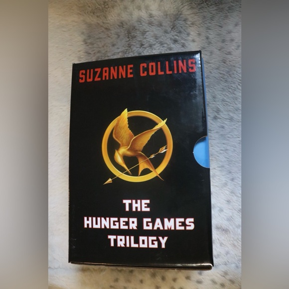 The Hunger Games Trilogy Hard Cover Box Set. Written by Suzanne Collins - Picture 15 of 15
